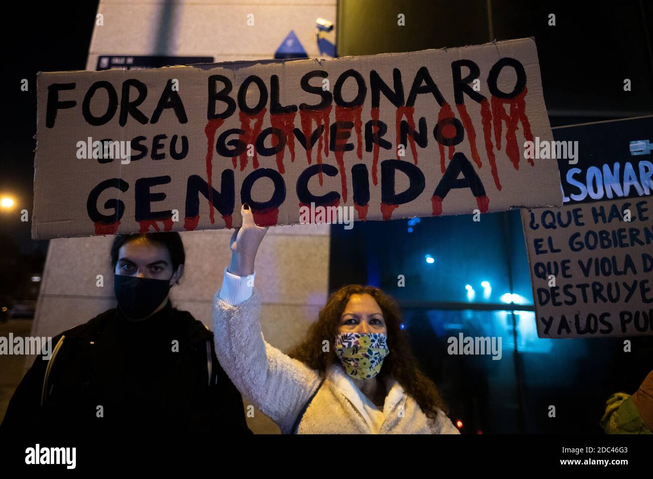 Madrid, Spanien. November 2020. Eine Frau mit einem Plakat gegen den brasilianischen Präsidenten J. Bolsonaro während eines Protestes gegen das Handelsabkommen EU-Mercosur, in dem ein Ende der Verletzung der Menschenrechte und der Zerstörung der Natur gefordert wird. Quelle: Marcos del Mazo/Alamy Live News Stockfoto