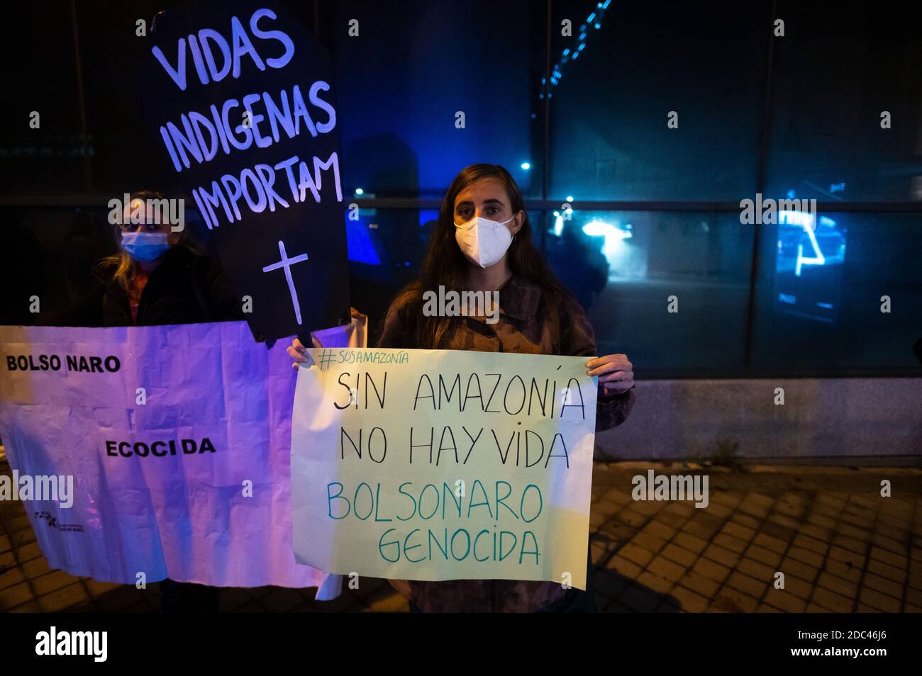 Madrid, Spanien. November 2020. Menschen protestieren mit Plakaten gegen den brasilianischen Präsidenten J. Bolsonaro und das Handelsabkommen EU-Mercosur und fordern ein Ende der Verletzung der Menschenrechte und der Zerstörung der Natur. Quelle: Marcos del Mazo/Alamy Live News Stockfoto