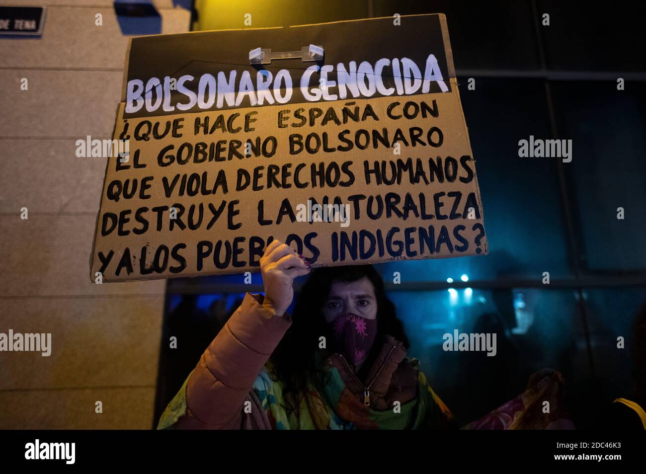 Madrid, Spanien. November 2020. Eine Frau mit einem Plakat gegen den brasilianischen Präsidenten J. Bolsonaro während eines Protestes gegen das Handelsabkommen EU-Mercosur, in dem ein Ende der Verletzung der Menschenrechte und der Zerstörung der Natur gefordert wird. Quelle: Marcos del Mazo/Alamy Live News Stockfoto