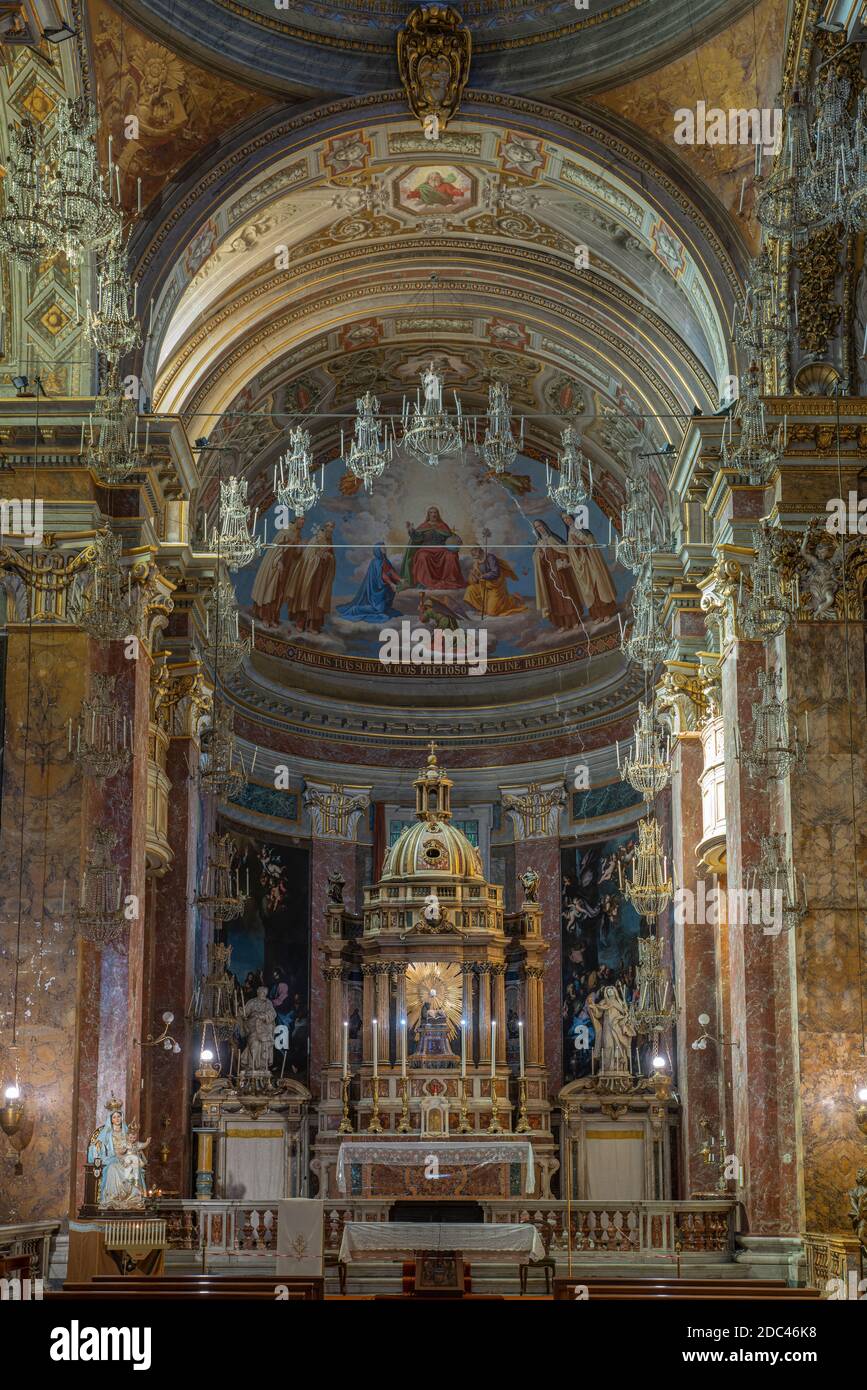 Innenraum der Santa Maria della Scala in Trastevere, Hochaltar und Seitenschiff. Rom, Latium, Italien, Europa Stockfoto