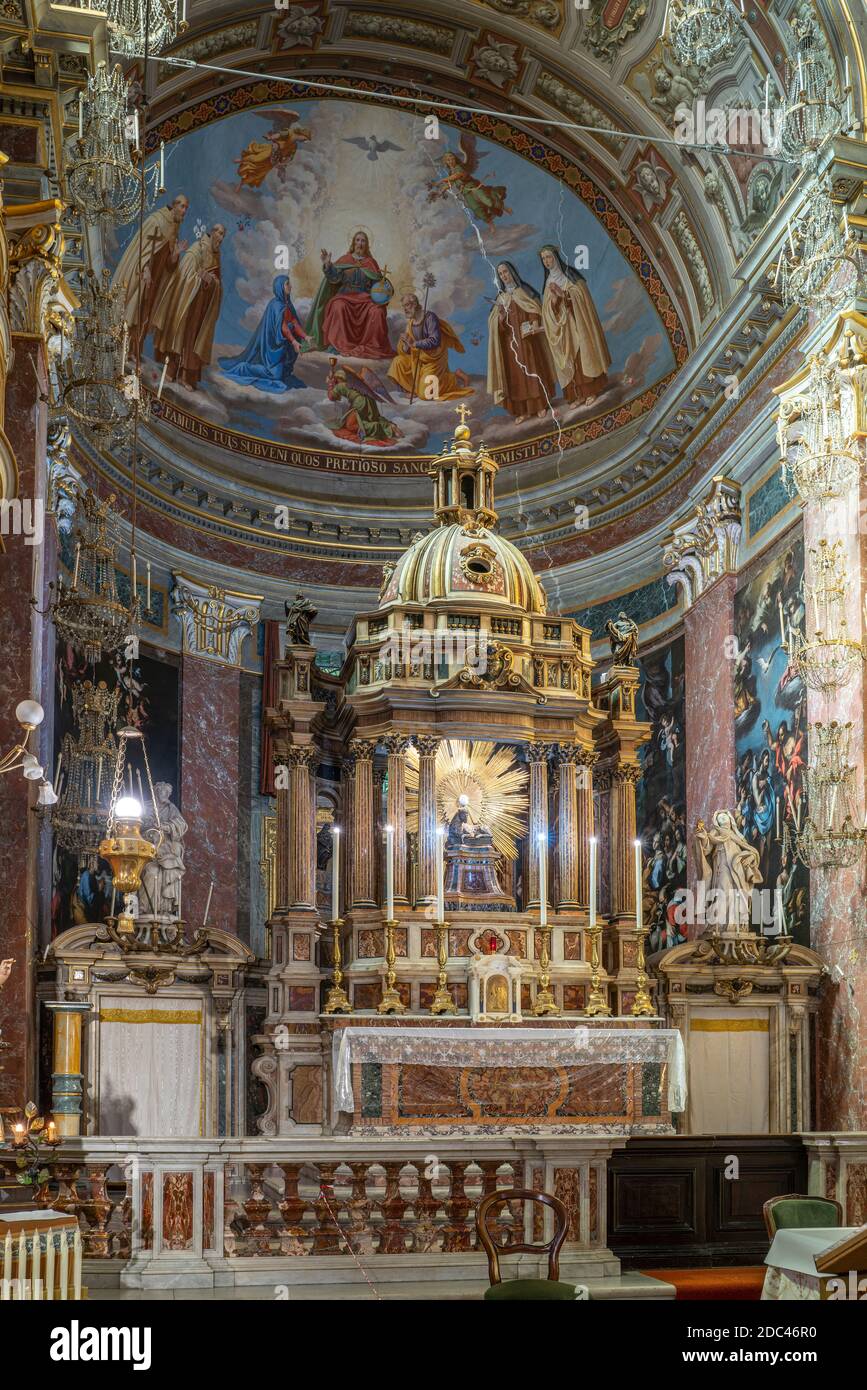 Innenraum der Santa Maria della Scala in Trastevere, Hochaltar und Seitenschiff. Rom, Latium, Italien, Europa Stockfoto