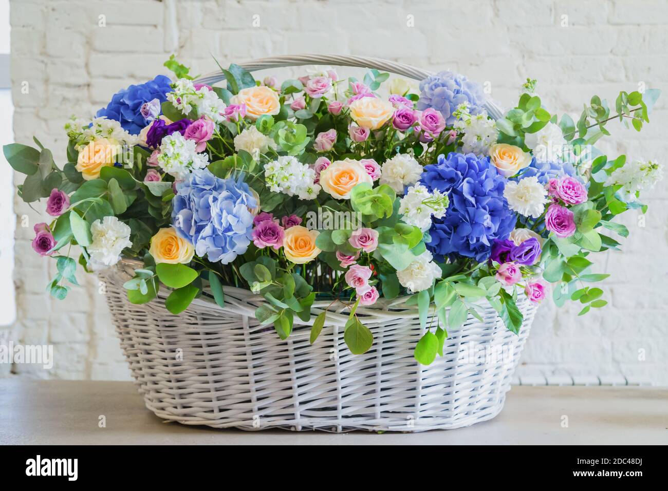 Großer Blumenkorb mit Blumen im Blumenladen Stockfotografie