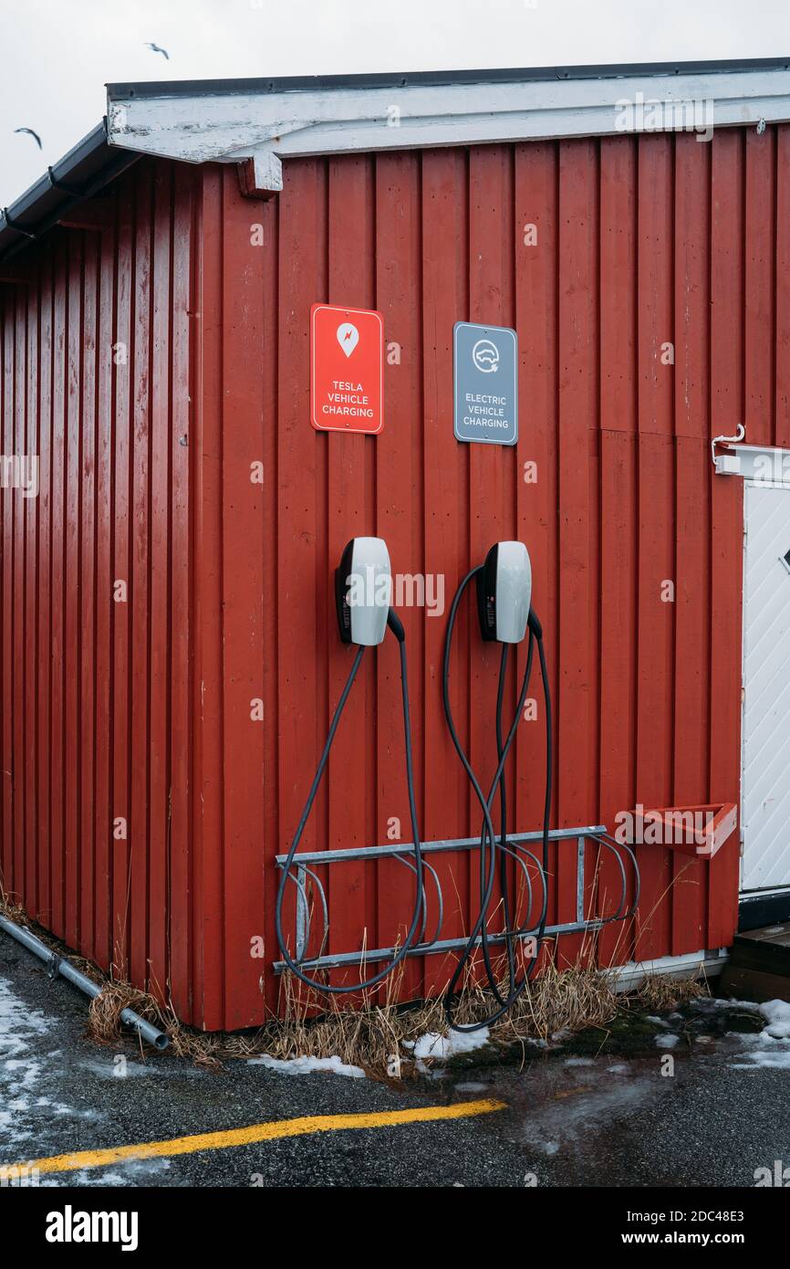 Oslo, Norwegen- 19. November 2020: Tesla-Ladestation für Elektrofahrzeuge.Tesla-Ladestation für zu Hause. Alternative Energie Stockfoto