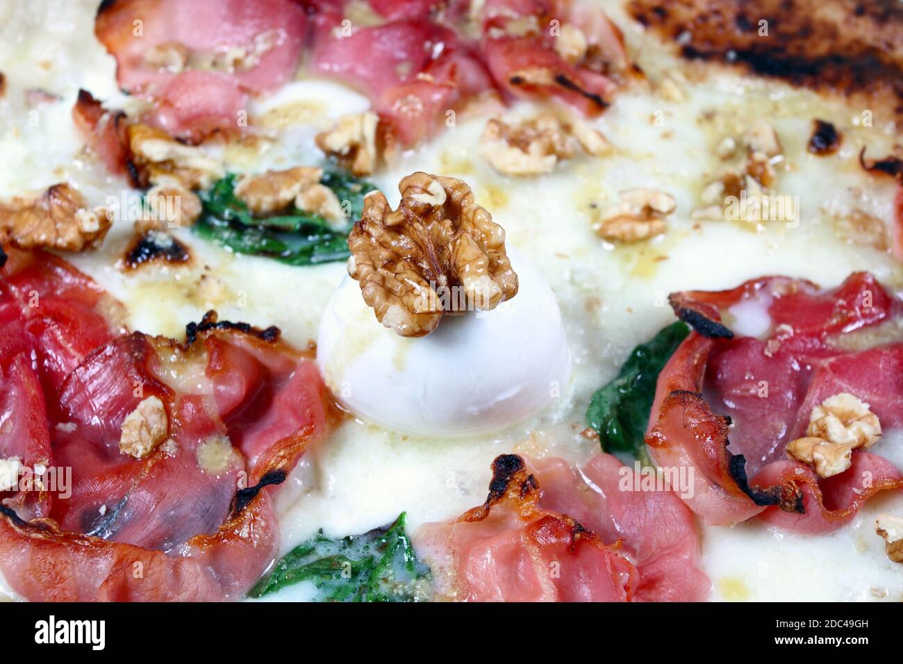 Pizza con le noci, Mozzarella di Bufala e Prosciutto crudo Stockfoto