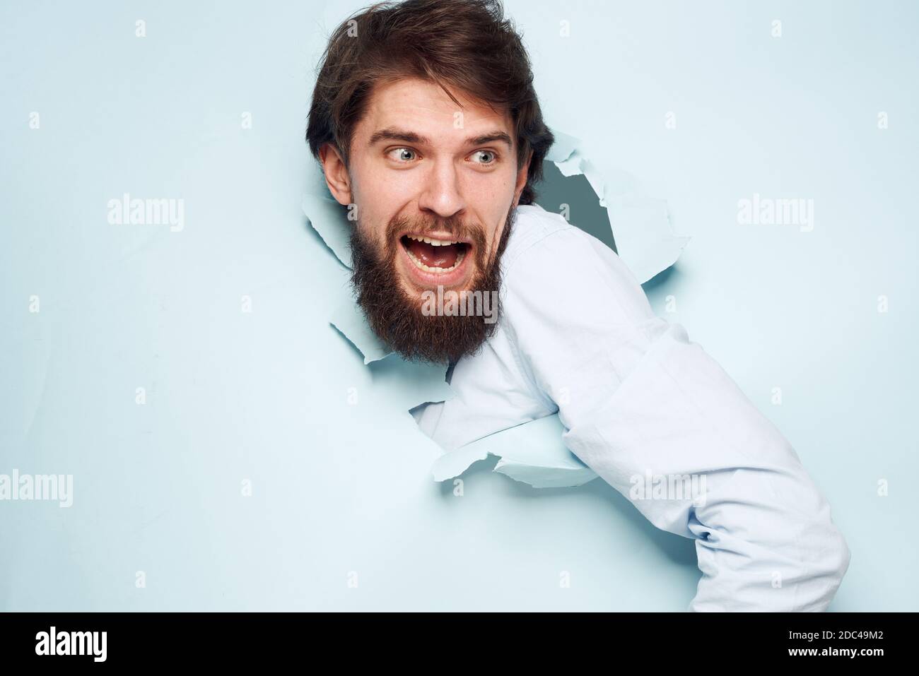 Ein Mann bricht durch eine Wand der Emotion bei einem Beamter der