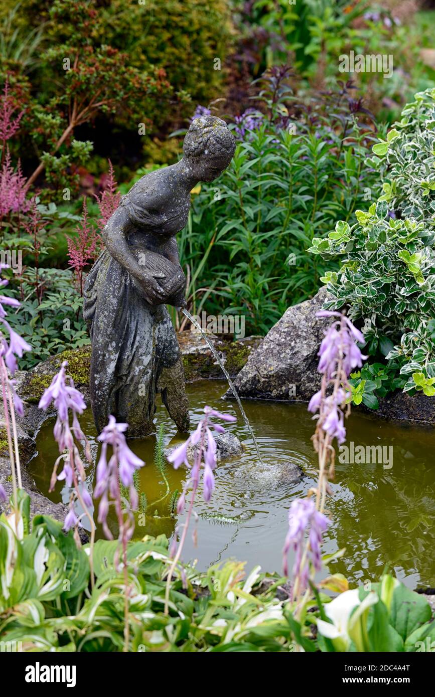 lady Liberty Wasserspiel, Wasserbrunnen, Gartenanlage, Gartenteich, Gießwasser, Wassergießen, Gartenanlage, Wasser Display,Gärten,weiblich,Frau,Figur Stockfoto