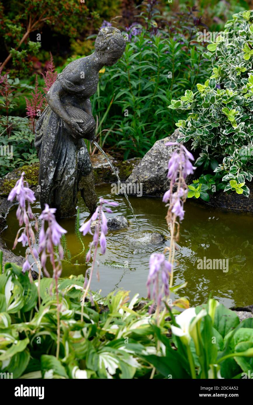 lady Liberty Wasserspiel, Wasserbrunnen, Gartenanlage, Gartenteich, Gießwasser, Wassergießen, Gartenanlage, Wasser Display,Gärten,weiblich,Frau,Figur Stockfoto