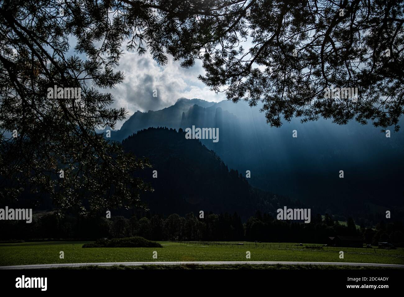 Schöne Landschaft in Mitteleuropa: Sonnenstrahlen auf den waldreichen hohen Bergen Stockfoto