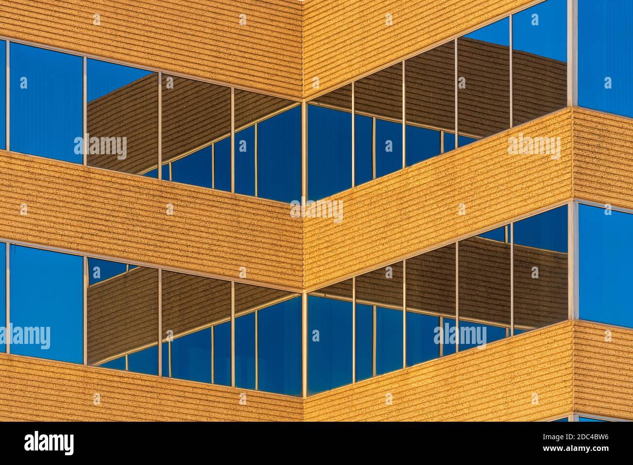 Spiegelungen in Glasfenstern moderner Bürogebäude in Vororten Abstraktes Muster von Farben und Linien Stockfoto