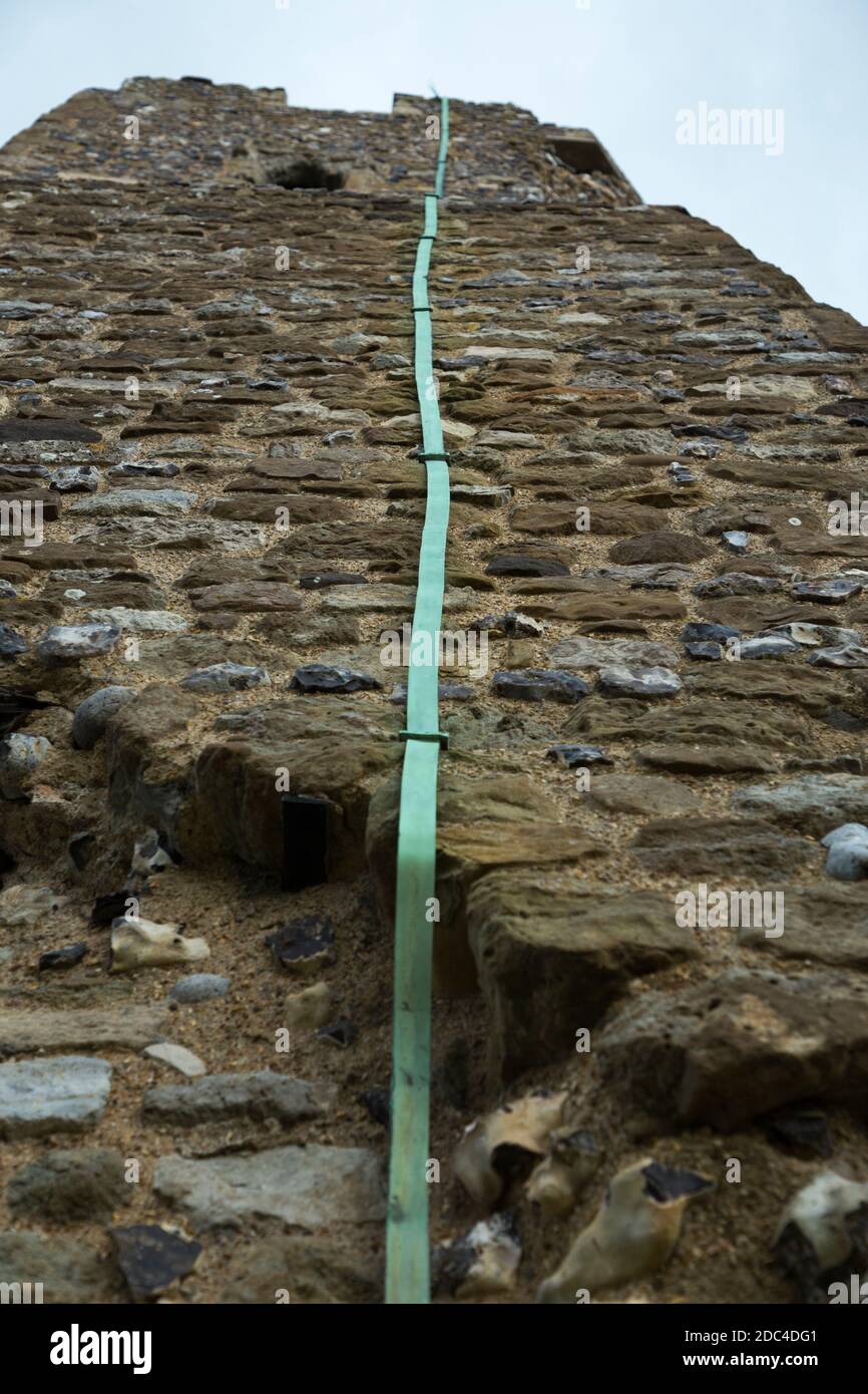 Blitzableiter / Blitzableiter Kupfermetallband zum Schutz der römischen Pharos ( Leuchtturm / Leuchtturm ) in Dover Castle, Dover, Kent. VEREINIGTES KÖNIGREICH. (121) Stockfoto