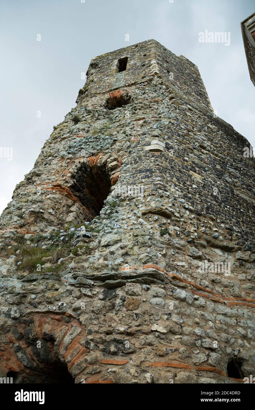 Die römischen Pharos (Leuchtturm) in Dover Castle, Dover, Kent. VEREINIGTES KÖNIGREICH. Erbaut im ersten Jahrhundert wurde es teilweise um 1415 bis 1437 rekonstruiert. (121) Stockfoto