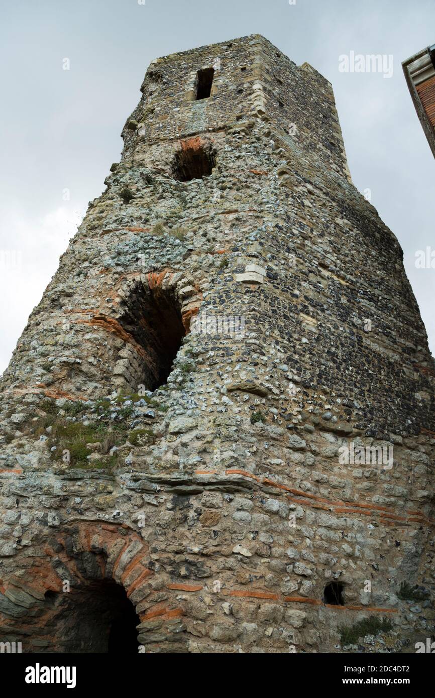 Die römischen Pharos (Leuchtturm) in Dover Castle, Dover, Kent. VEREINIGTES KÖNIGREICH. Erbaut im ersten Jahrhundert wurde es teilweise um 1415 bis 1437 rekonstruiert. (121) Stockfoto