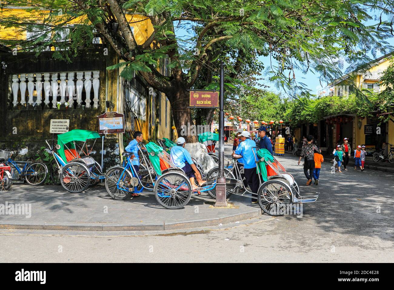 Fahrrad-Rikscha-Fahrer warten auf Kunden auf Bach Dang Street, Hoi an, Vietnam, Asien Stockfoto