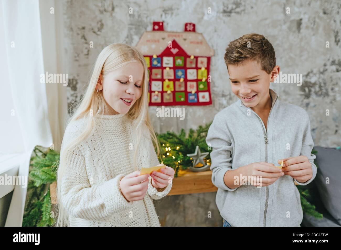 Kinder Leseaufgaben von Weihnachten handgemachter Adventskalender in Hausform, um die Tage bis Weihnachten an der Wand im Raum zu Countdown. Selecti Stockfoto