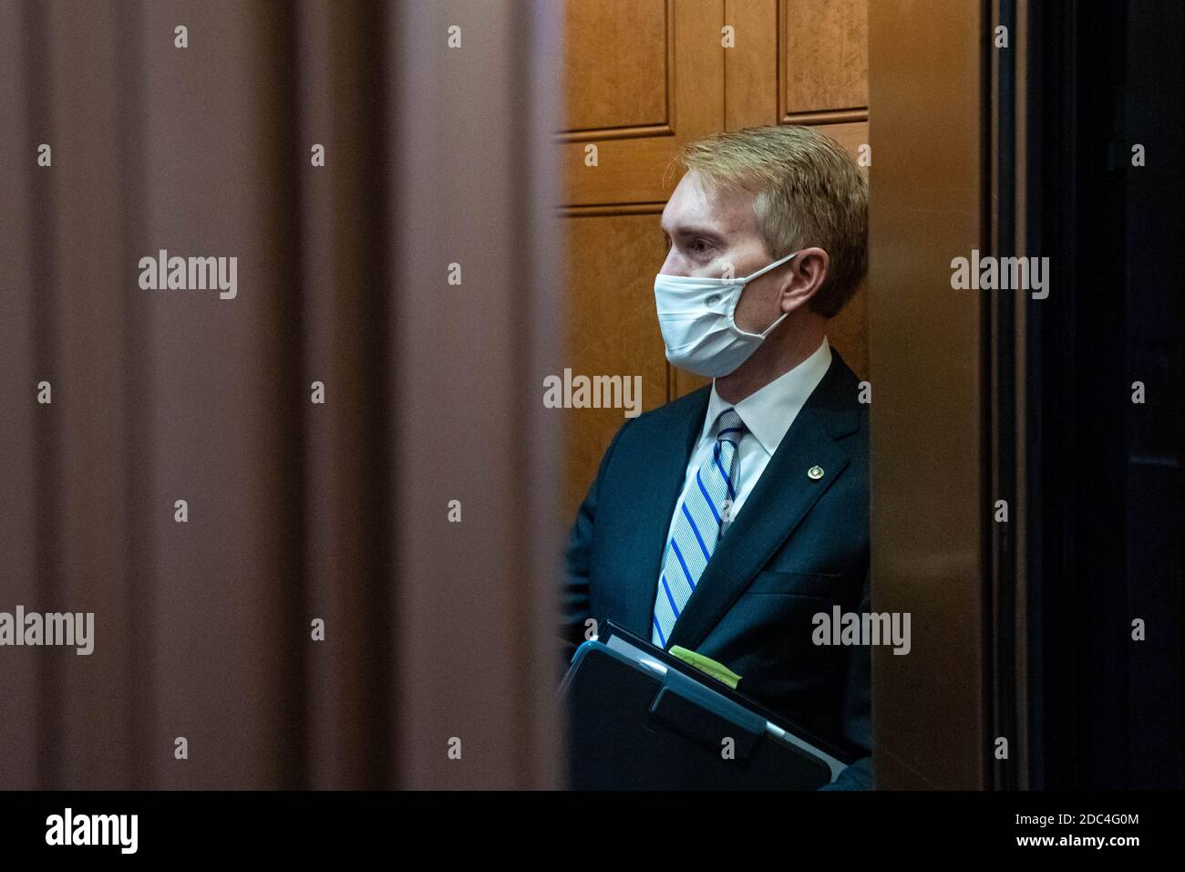 Washington, Usa. November 2020. US-Senator James Lankford (R-OK) betritt einen Aufzug nach Senatssoor Stimmen auf Capitol Hill in Washington, DC am Mittwoch, 18. November 2020. Lankford machte letzte Woche auf sich aufmerksam, als er sagte, Biden solle bis November 13 über nationale Sicherheitsfragen informiert werden. Foto von Ken Cedeno/UPI Kredit: UPI/Alamy Live Nachrichten Stockfoto