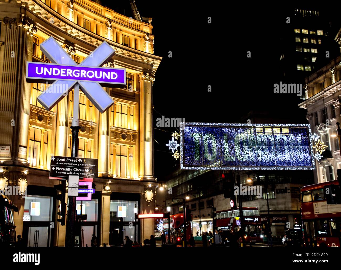 Die Londoner U-Bahn-Schilder im Oxford Circus wurden in Sony PlayStation Symbols verwandelt, um die Veröffentlichung des brandneuen PlayStation 5 am 19. November 2020 zu feiern. Stockfoto