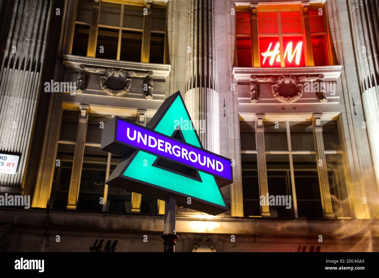 Die Londoner U-Bahn-Schilder im Oxford Circus wurden in Sony PlayStation Symbols verwandelt, um die Veröffentlichung des brandneuen PlayStation 5 am 19. November 2020 zu feiern. Stockfoto