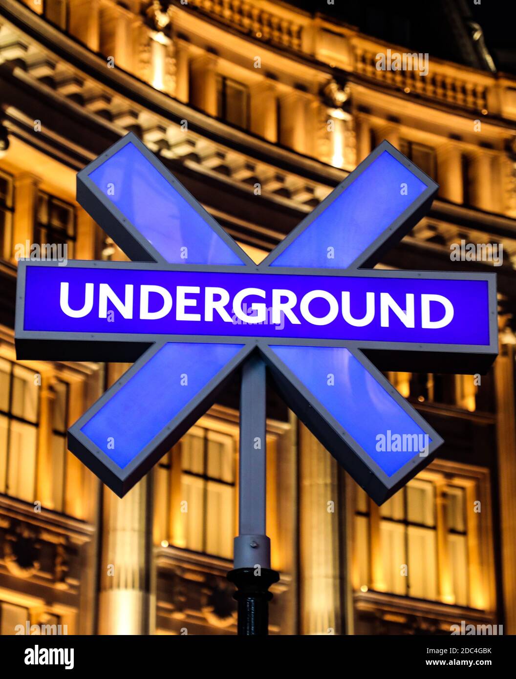 Die Londoner U-Bahn-Schilder im Oxford Circus wurden in Sony PlayStation Symbols verwandelt, um die Veröffentlichung des brandneuen PlayStation 5 am 19. November 2020 zu feiern. Stockfoto