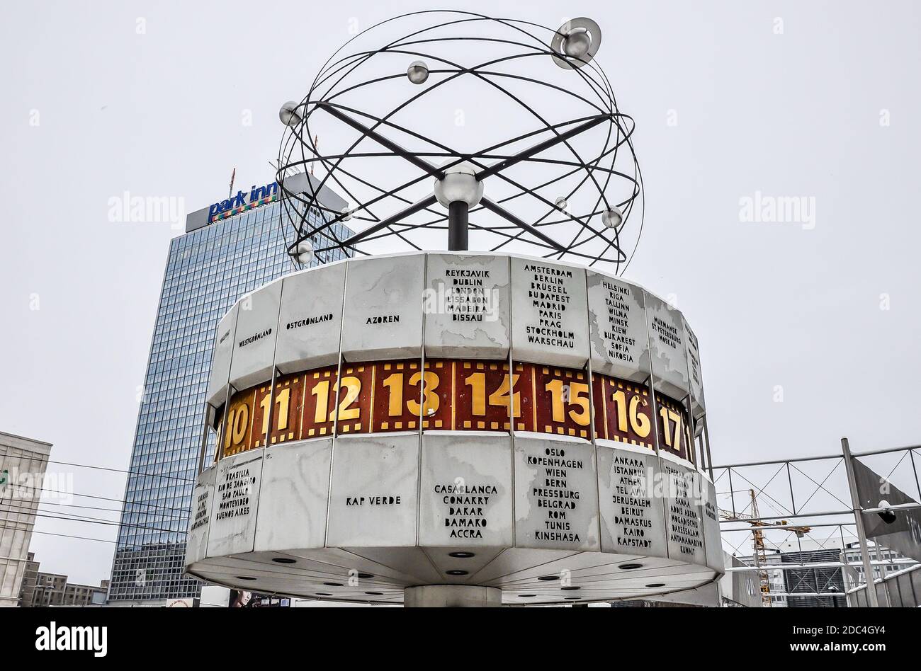 Die Weltzeituhr, auch bekannt als Urania-Weltzeituhr am Alexanderplatz. Berlin, Deutschland Stockfoto