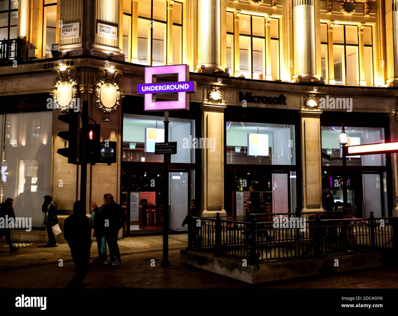 London, Großbritannien. November 2020. Die Londoner U-Bahn-Schilder im Oxford Circus wurden in Sony PlayStation Symbols verwandelt, um die Veröffentlichung des brandneuen PlayStation 5 am 19. November 2020 zu feiern. Quelle: Brett Cove/SOPA Images/ZUMA Wire/Alamy Live News Stockfoto