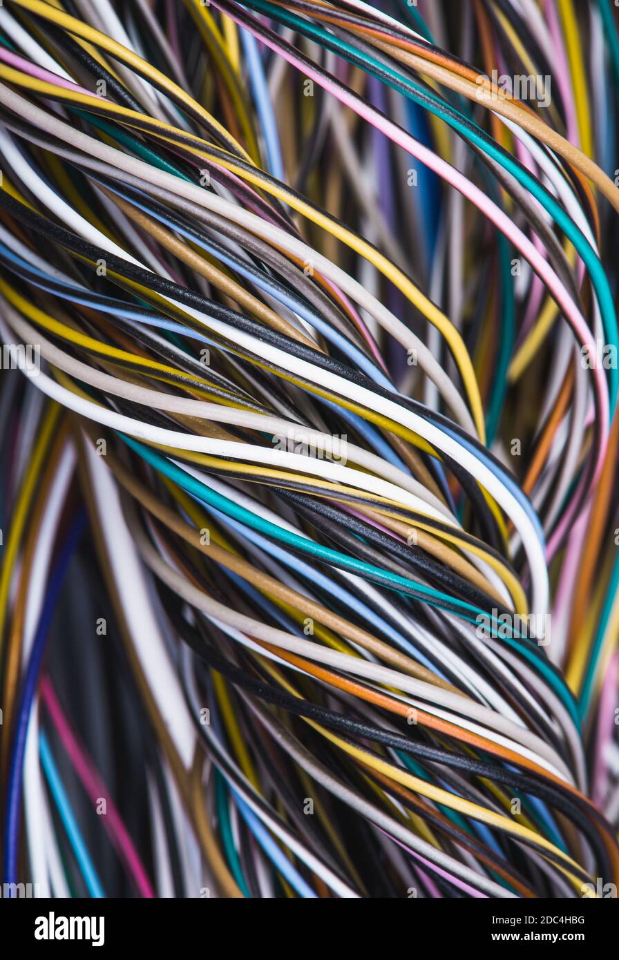 Kabeltangle elektrische Kabel Draht, Netzwerk von Datenübertragungskabel als Technologie Hintergrund Stockfoto