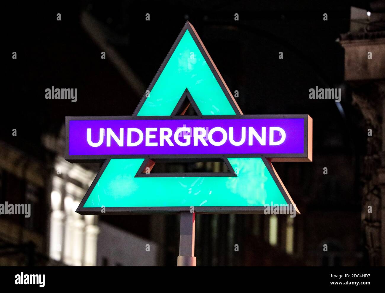 London, Großbritannien. November 2020. Die Londoner U-Bahn-Schilder im Oxford Circus wurden in Sony PlayStation Symbols verwandelt, um die Veröffentlichung des brandneuen PlayStation 5 am 19. November 2020 zu feiern. Quelle: Brett Cove/SOPA Images/ZUMA Wire/Alamy Live News Stockfoto