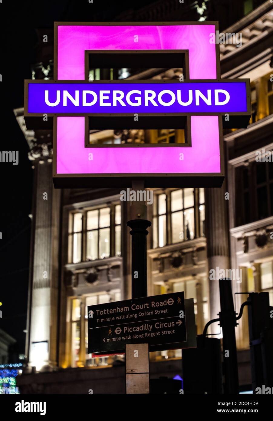 London, Großbritannien. November 2020. Die Londoner U-Bahn-Schilder im Oxford Circus wurden in Sony PlayStation Symbols verwandelt, um die Veröffentlichung des brandneuen PlayStation 5 am 19. November 2020 zu feiern. Quelle: Brett Cove/SOPA Images/ZUMA Wire/Alamy Live News Stockfoto