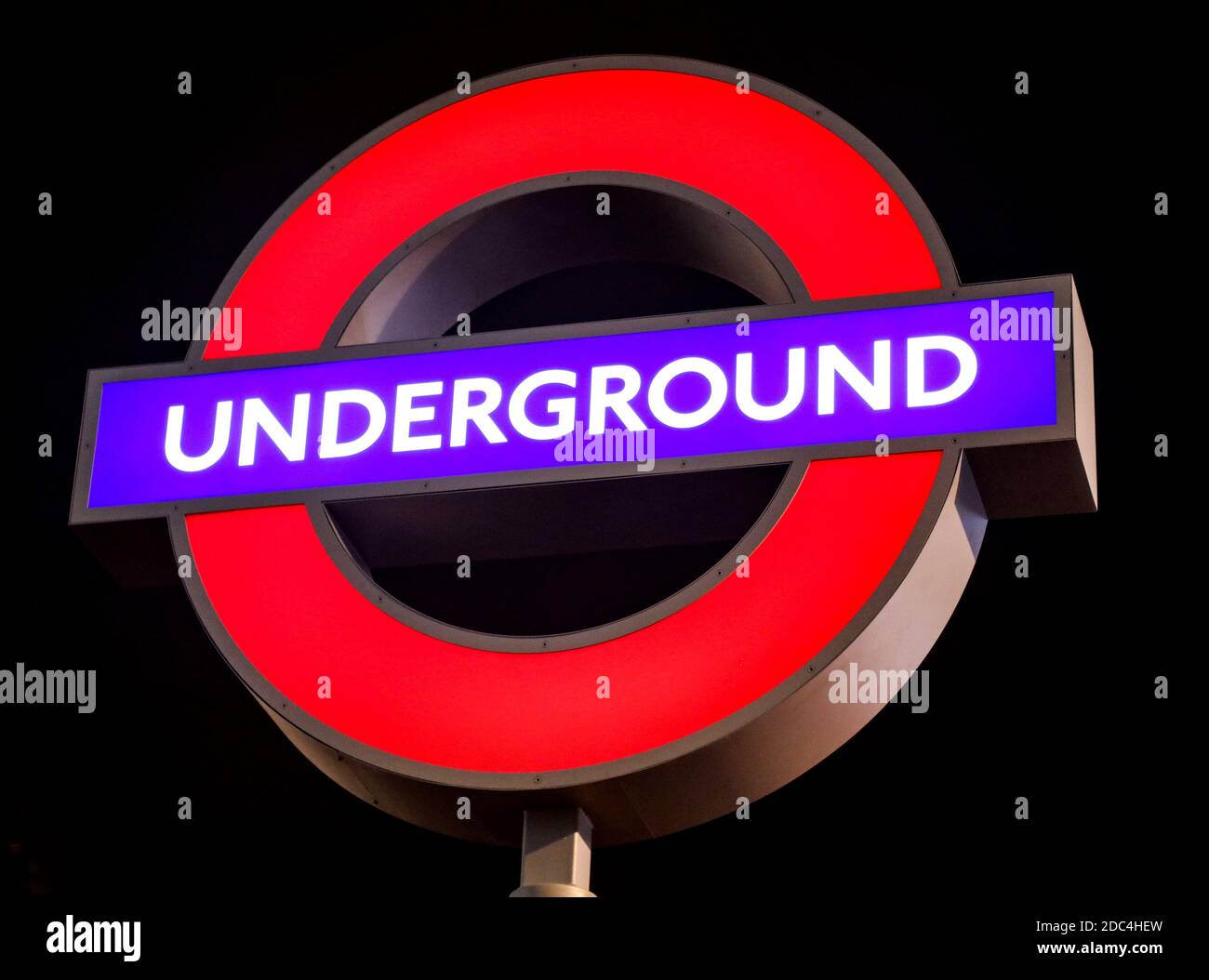 London, Großbritannien. November 2020. Die Londoner U-Bahn-Schilder im Oxford Circus wurden in Sony PlayStation Symbols verwandelt, um die Veröffentlichung des brandneuen PlayStation 5 am 19. November 2020 zu feiern. Quelle: Brett Cove/SOPA Images/ZUMA Wire/Alamy Live News Stockfoto