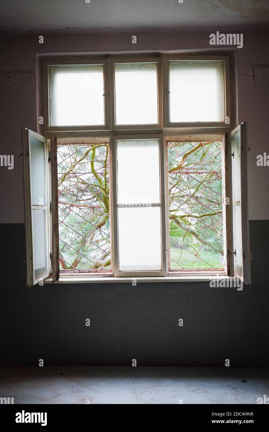 Versperrte Fenster in einem zerstörten Raum, ein Gefängnis des Geistes und Depression Konzept Stockfoto