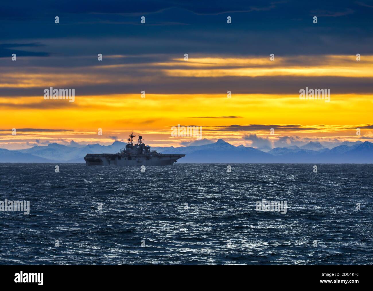 Das US-Amphibienschiff USS Iwo Jima vor der norwegischen Küste. Exercise Trident Juncture 18 (TRJE18) ist das Flaggschiff der kollektiven Verteidigungsübung Stockfoto