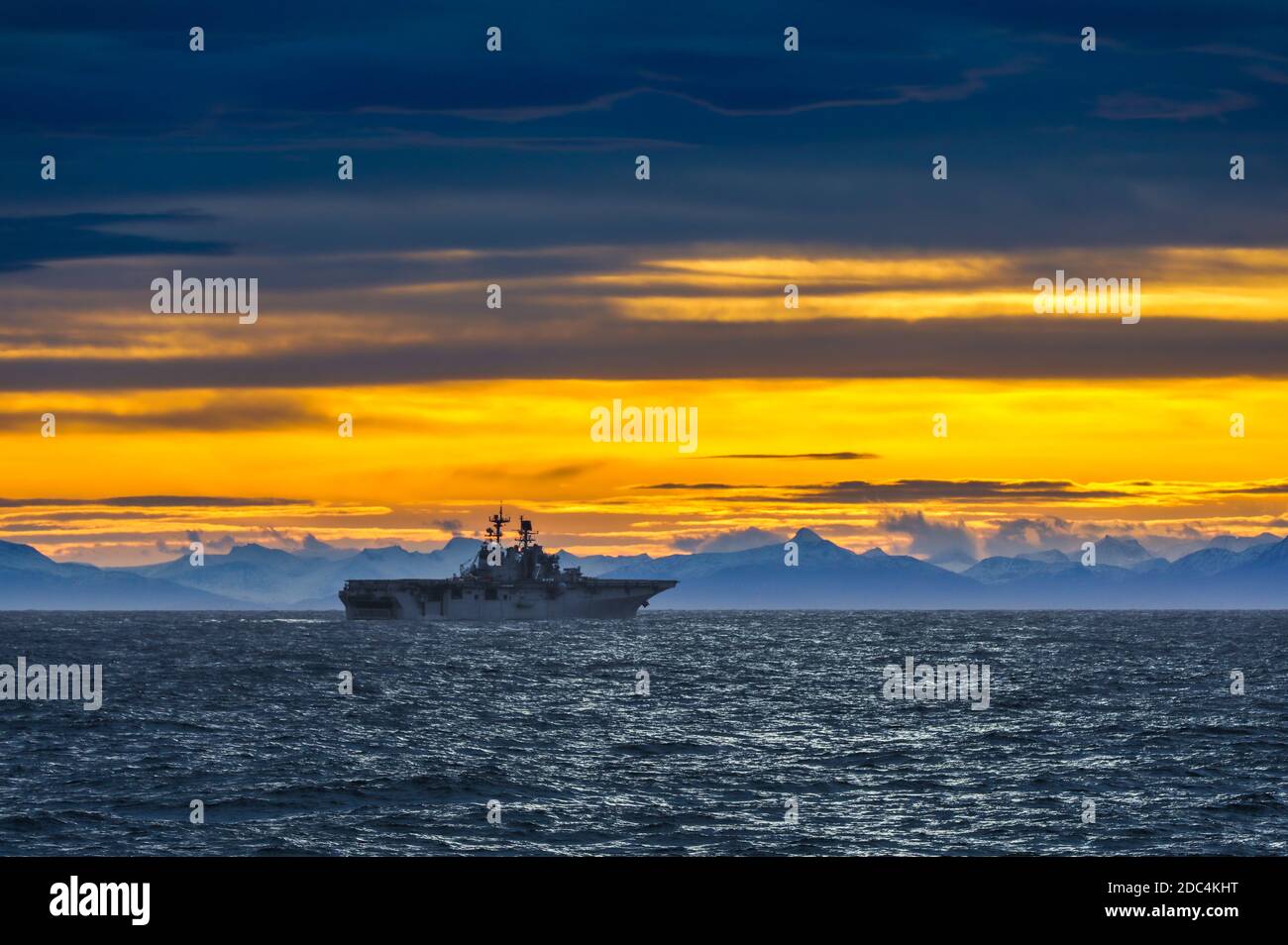 Das US-Amphibienschiff USS Iwo Jima vor der norwegischen Küste. Stockfoto