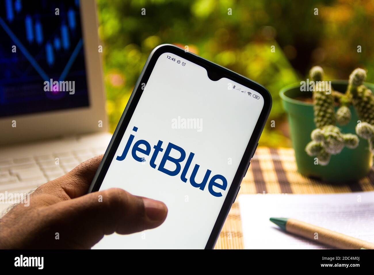 Brasilien. November 2020. In dieser Abbildung ist das JetBlue Airways Logo auf einem Smartphone zu sehen. Kredit: Rafael Henrique/SOPA Images/ZUMA Wire/Alamy Live Nachrichten Stockfoto