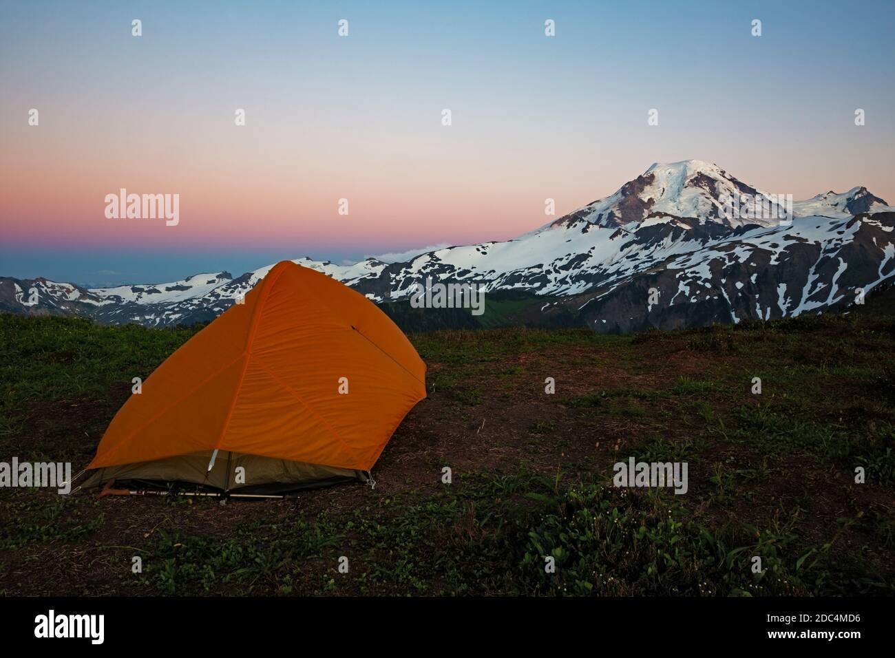 WA18213-00...WASHINGTON - verweilende Dämmerung vom Campingplatz auf Skyline Divide in der Mount Baker Wilderness Gegend. Stockfoto