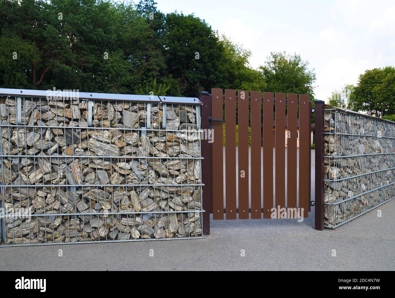 Gabion. Interessante Art, einen niedrigen Zaun mit Hilfe von ungewöhnlichen Steinen zu machen. Stockfoto
