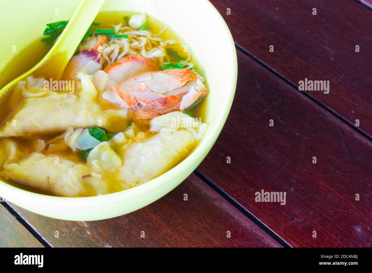 Chinesisches Essen, Wonton für traditionelle Gourmet Knödel Bild auf Holzhintergrund. Stockfoto