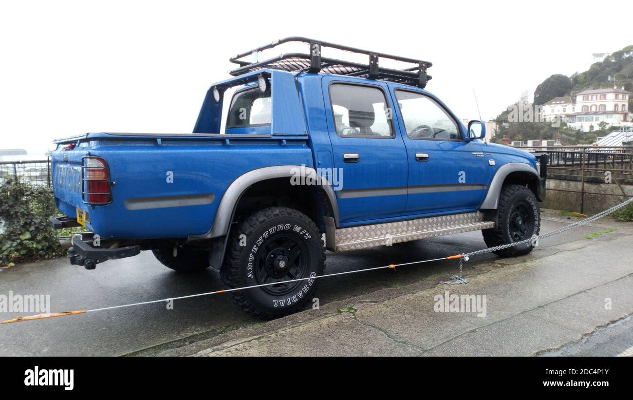 Ein 1999 blauer Toyota Hilux Pick-up-Truck geparkt in Torquay, Devon, England, Großbritannien. Stockfoto