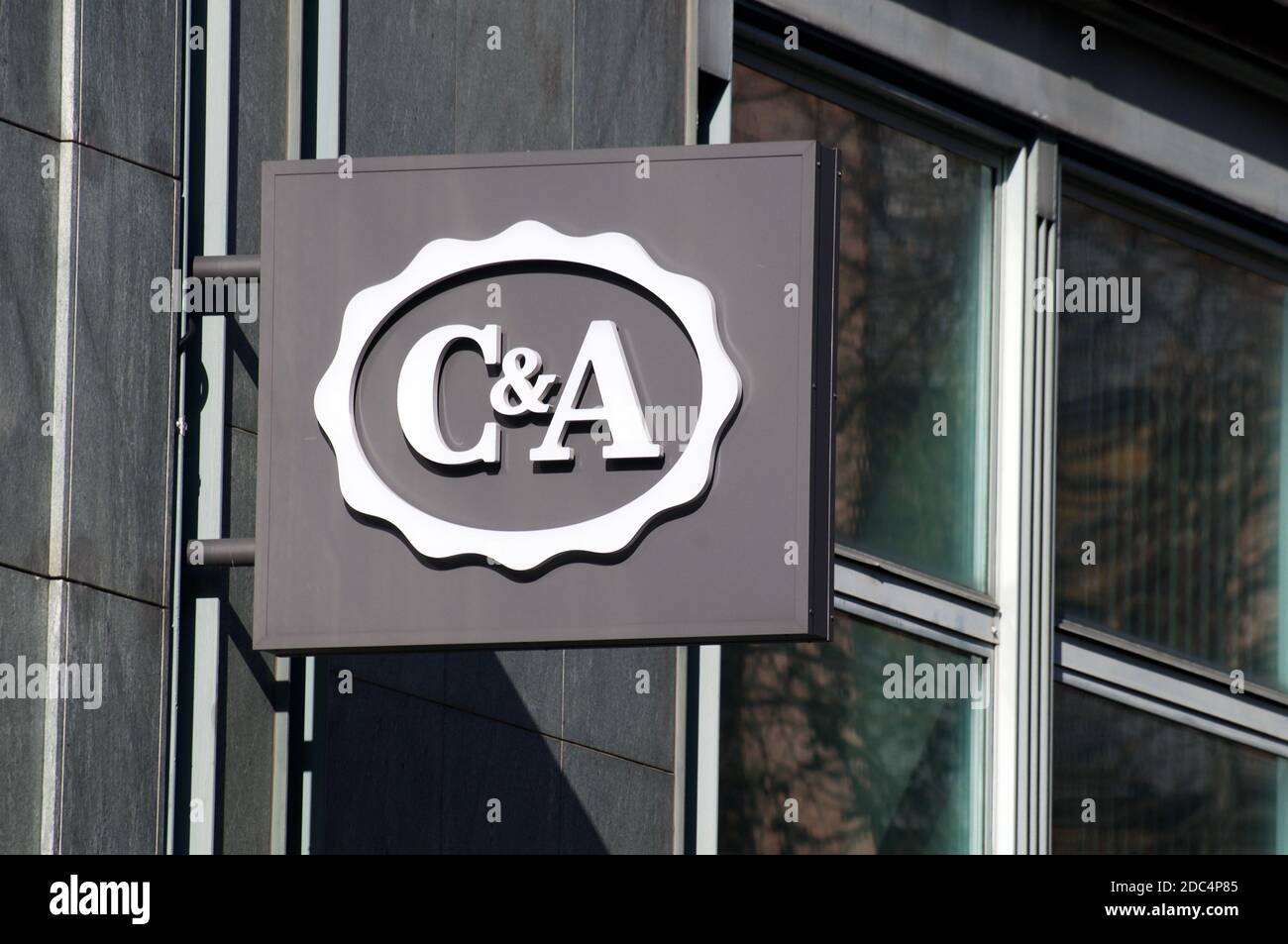 Lugano, Tessin, Schweiz - 11. November 2020 : Schild des C&A-Ladens an einem Gebäude in Lugano. C&A ist eine belgisch-deutsch-niederländische Kette von Fast- Stockfoto