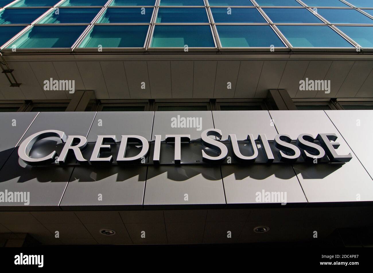 Lugano, Schweiz - 11. November 2020 : Credit Suisse Bank Schild vor dem Gebäude in Lugano. Credit Suisse ist ein globales Vermögensmanagement Stockfoto