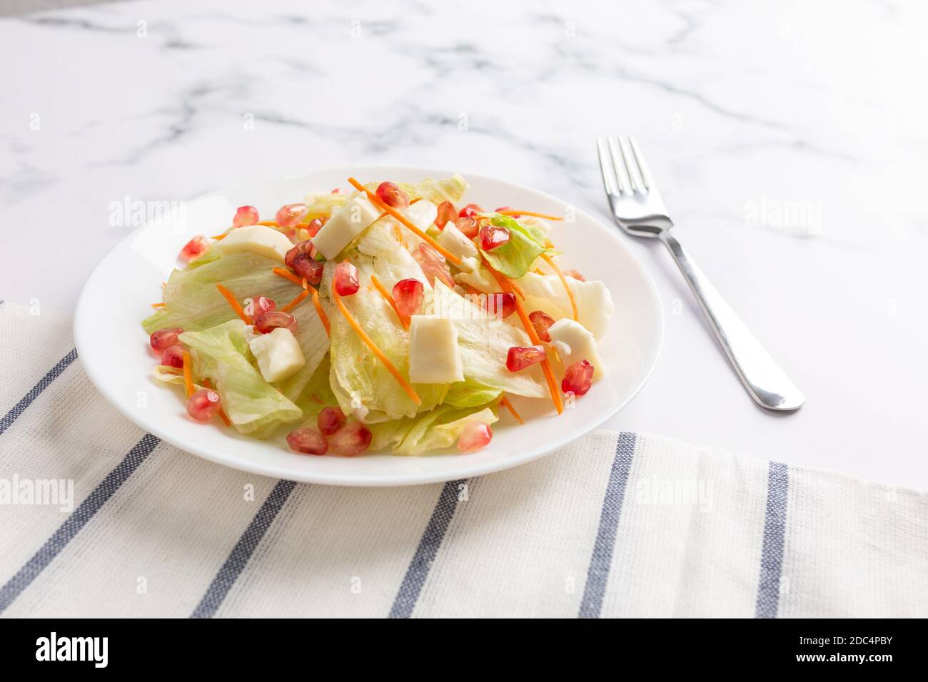 Salat und Granatapfelsalat gesunde vegetarische Kost Stockfoto