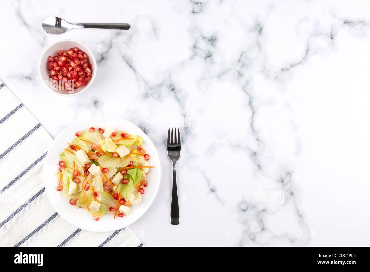 Salat und Granatapfelsalat gesunde vegetarische Kost Stockfoto