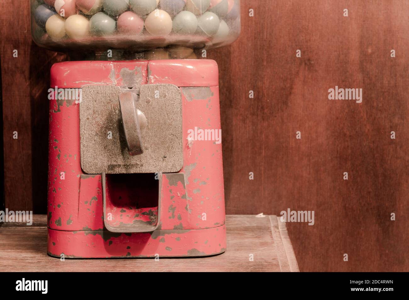 Nahaufnahme alte Gummiball Maschine mit Copyspace auf der rechten, vintage Hintergrund Stockfoto