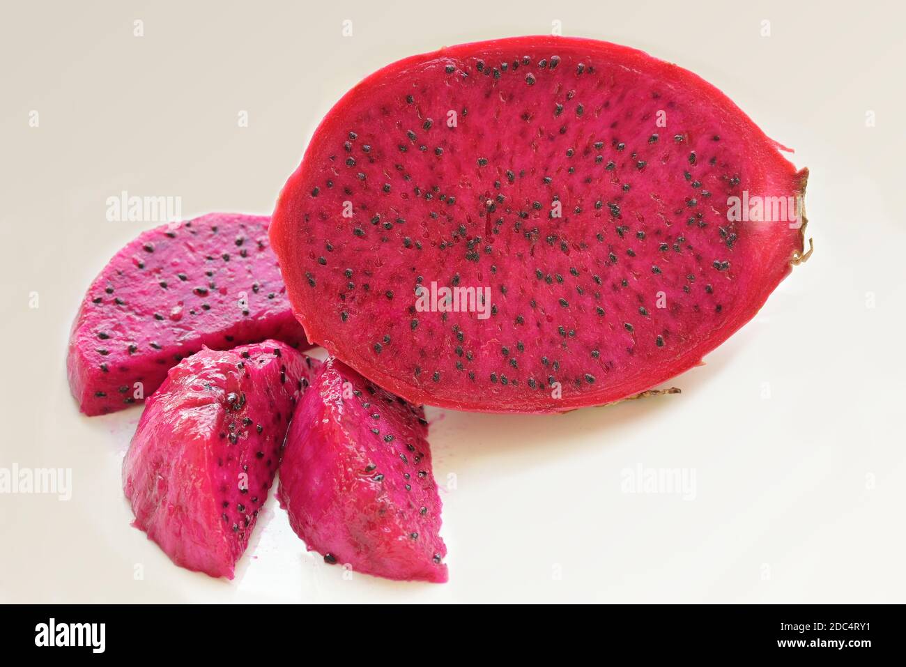 Rote Drachenfrucht oder Pitaya mit rotem Fleisch. Die Kakteen sind in  Amerika beheimatet und werden heute in tropischen und subtropischen  Regionen kultiviert Stockfotografie - Alamy