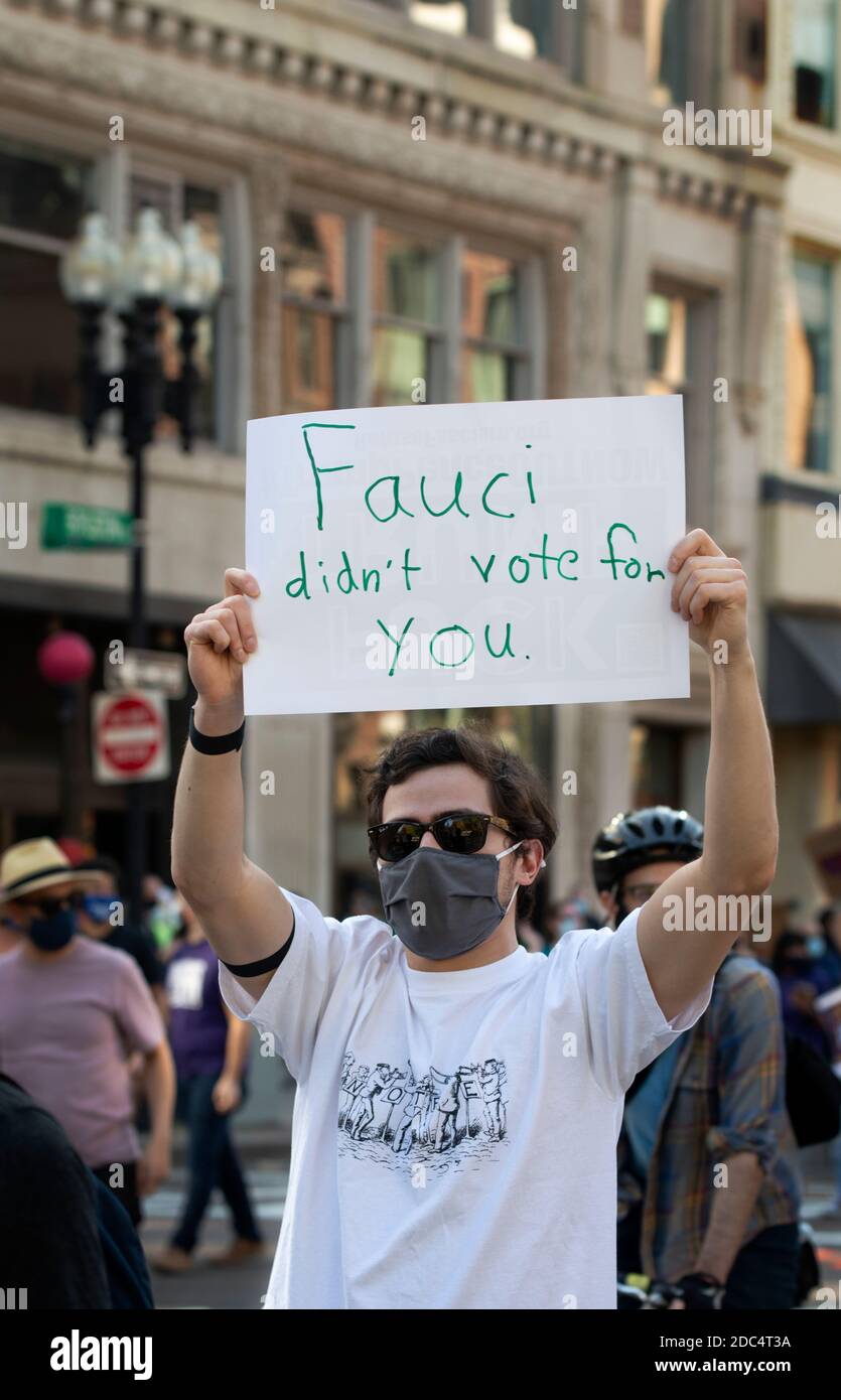 Copley Square, Boston, Massachusetts, USA, 7. November 2020. Eine Reihe von Gemeinschaftsorganisationen versammelten sich, um den Schutz der Demokratie zu fordern und jede Stimme bei den Wahlen 2020 zu zählen. Das Foto zeigt einen Mann, der auf der Boylston Street läuft, mit einem Schild, das auf Dr. Faico verweist. Stockfoto