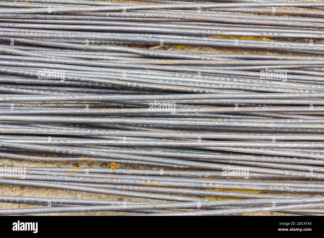 Rostiger Eisenstab auf dem Boden für den Bau, als Hintergrund verwendet Stockfoto
