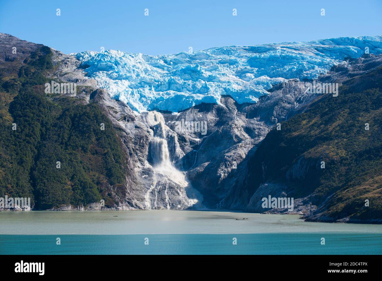 Die Südküste Chiles weist eine große Anzahl von Fjorden und fjordähnlichen Kanälen aus den Breiten des Kap Horns auf. Stockfoto