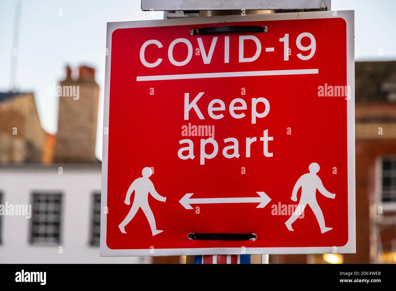 Covid-19 Halten Sie auseinander rotes Zeichen zur Förderung der sozialen Distanzierung, Cambridge Stockfoto