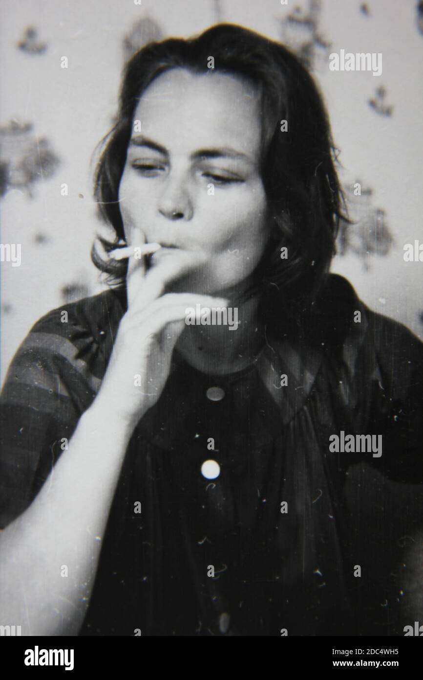 Feine Vintage Schwarz Weiss Fotografie Einer Schonen Jungen Frau Die Eine Zigarette Raucht Stockfotografie Alamy