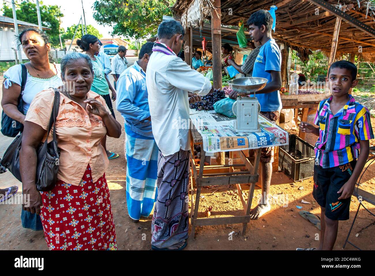 Ein Obstverkäufer bedient Kunden auf einem Markt in der Nähe von Jaffna im Norden Sri Lankas. Obst und Gemüse sind ein wichtiger Bestandteil der Sri-lankischen Ernährung. Stockfoto