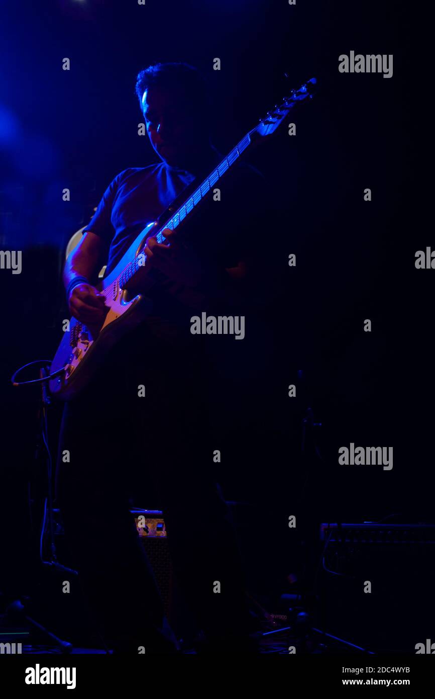 Silhouette des mexikanischen Gitarristen spielt Gitarre im Konzert mit blau Und rosa Licht Stockfoto