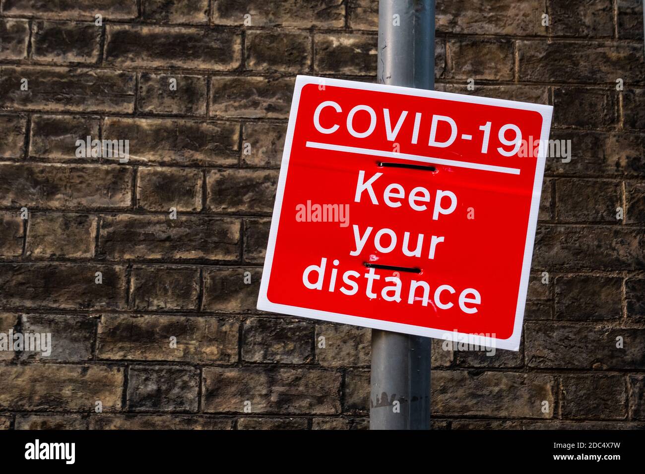 Covid-19 Halten Sie auseinander rotes Zeichen zur Förderung der sozialen Distanzierung, Cambridge Stockfoto